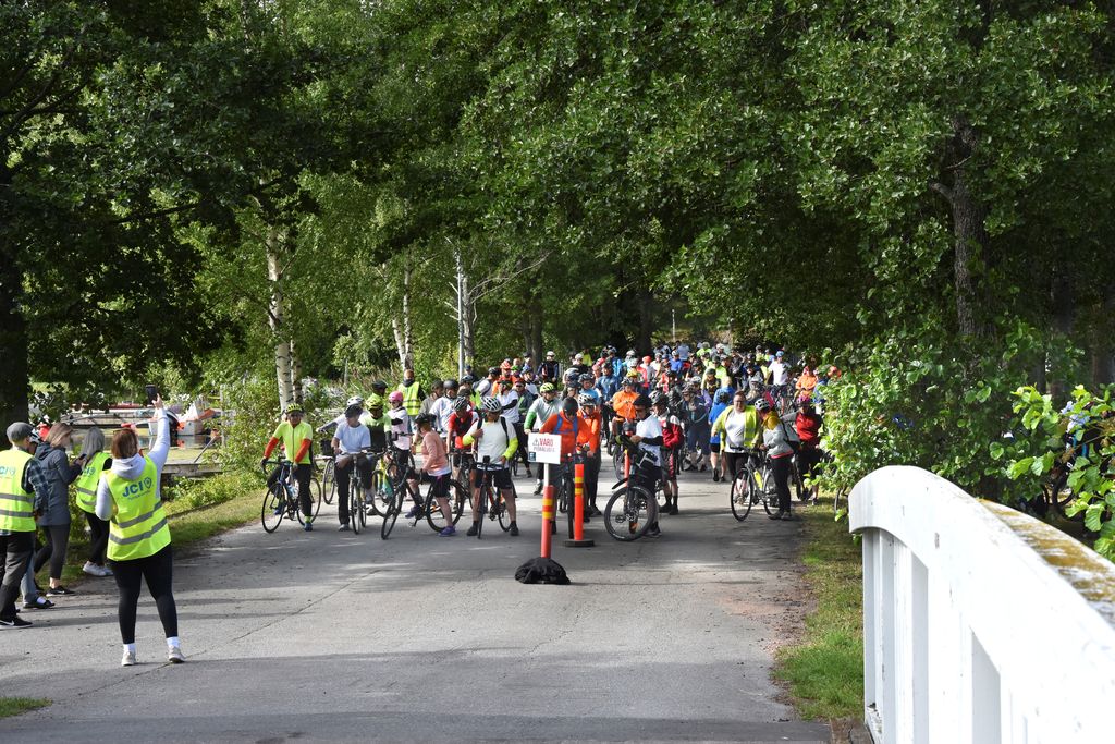 Pyöräilytapahtumia on seudulla paljon. Kuvassa pyöräilijät valmistautuivat lähtöön vuoden 2022 Tour de Pyhäjärvi -tapahtumassa. 